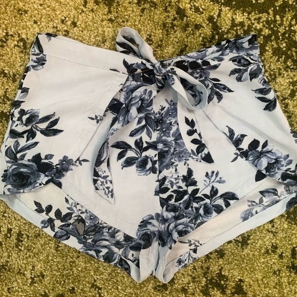 Kendall and Kylie High Waisted Floral Shorts - Picture 3 of 3